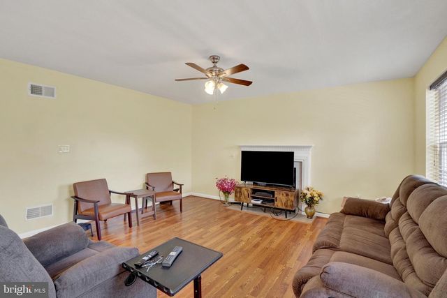 2236 BERNAYS DR, York, PA 17404