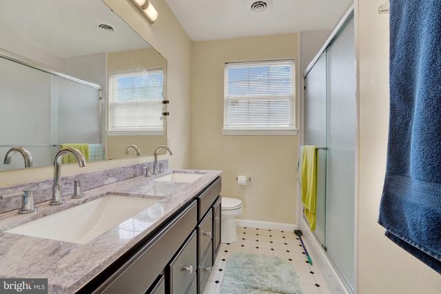2236 BERNAYS DR, York, PA 17404