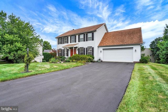2236 BERNAYS DR, York, PA 17404