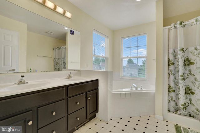 2236 BERNAYS DR, York, PA 17404