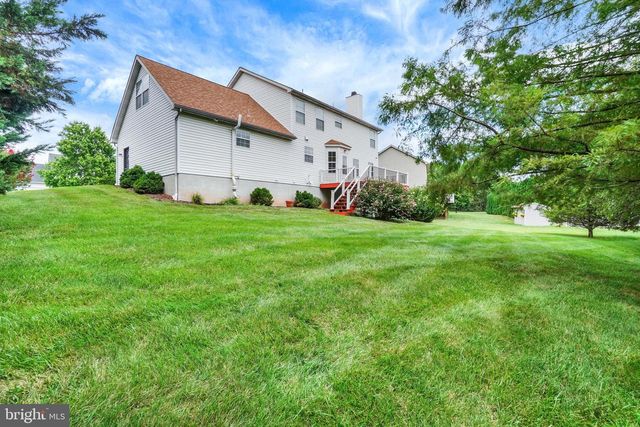 2236 BERNAYS DR, York, PA 17404