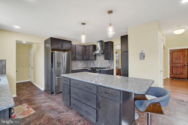 2236 BERNAYS DR, York, PA 17404