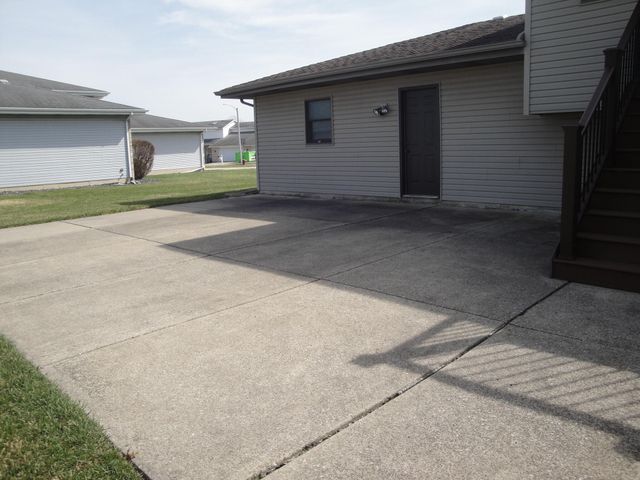 11724 S Magoun Drive, St. John, IN 46373