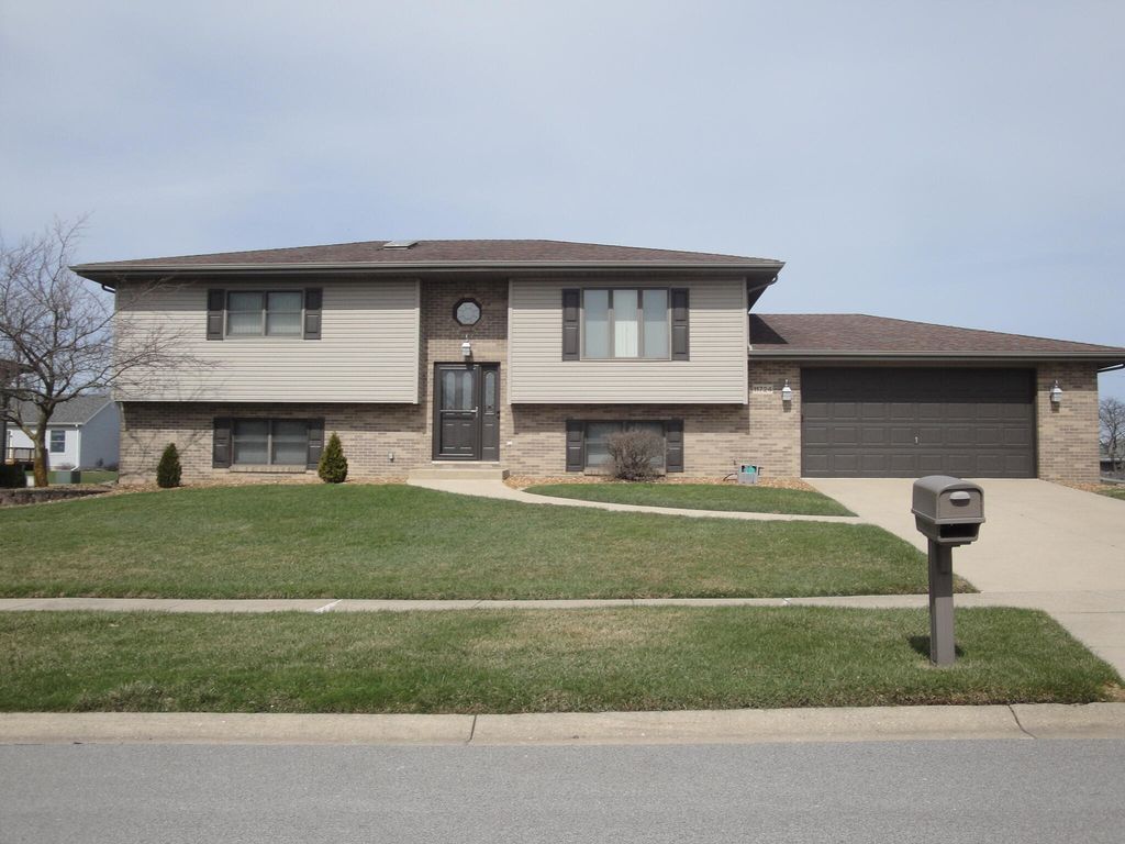 11724 S Magoun Drive, St. John, IN 46373