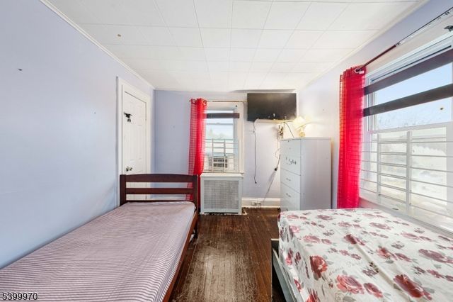 160 W Colfax Ave, Roselle Park Boro, NJ 07204