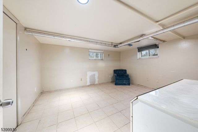 160 W Colfax Ave, Roselle Park Boro, NJ 07204