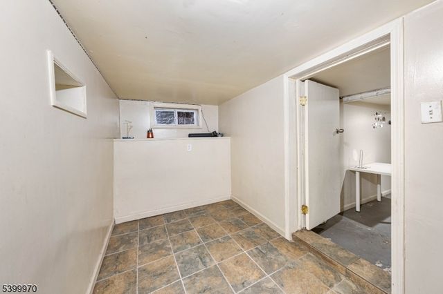 160 W Colfax Ave, Roselle Park Boro, NJ 07204