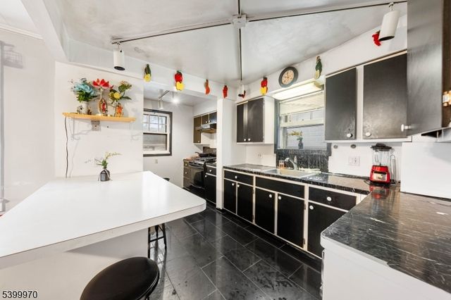 160 W Colfax Ave, Roselle Park Boro, NJ 07204