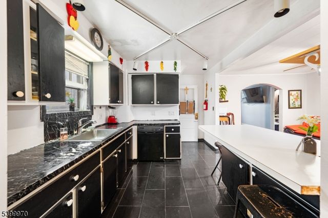 160 W Colfax Ave, Roselle Park Boro, NJ 07204