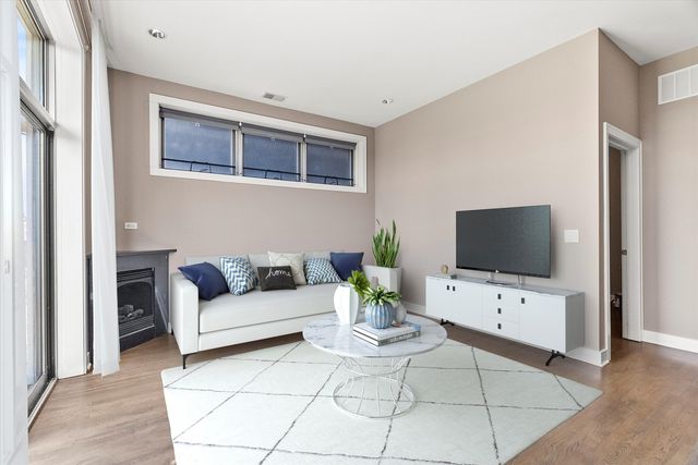 6 N May Street 403, Chicago, IL 60607