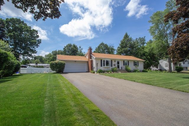 88 Meadowlark Dr., Longmeadow, MA 01106
