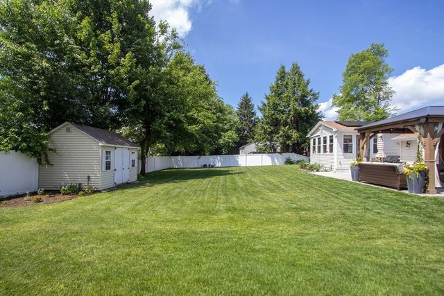 88 Meadowlark Dr., Longmeadow, MA 01106