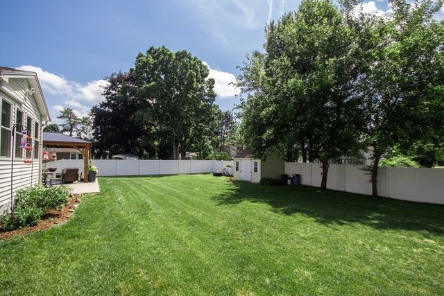 88 Meadowlark Dr., Longmeadow, MA 01106