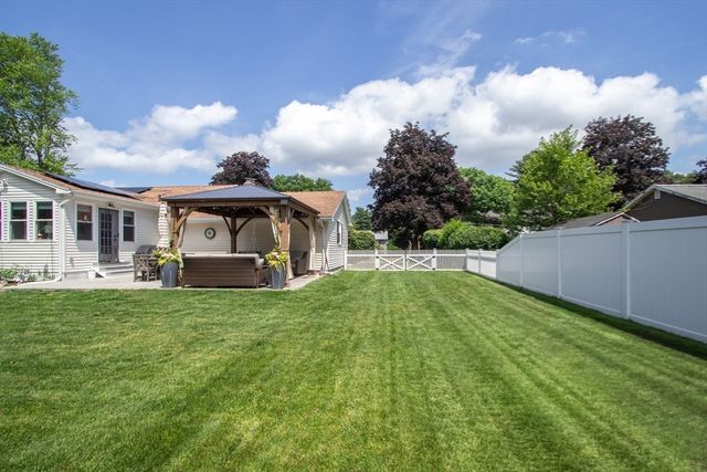88 Meadowlark Dr., Longmeadow, MA 01106