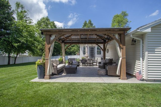 88 Meadowlark Dr., Longmeadow, MA 01106
