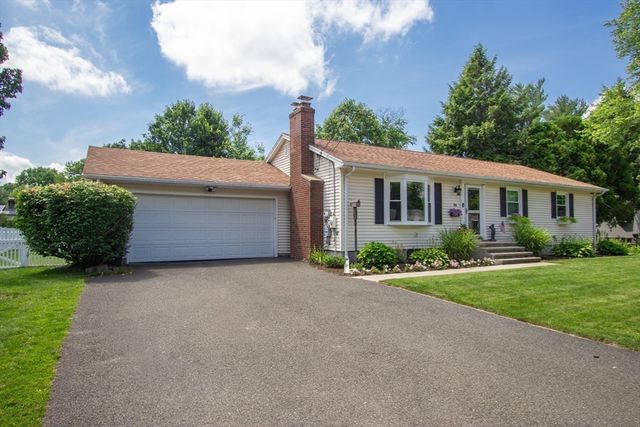 88 Meadowlark Dr., Longmeadow, MA 01106