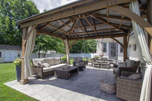 88 Meadowlark Dr., Longmeadow, MA 01106