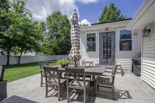 88 Meadowlark Dr., Longmeadow, MA 01106