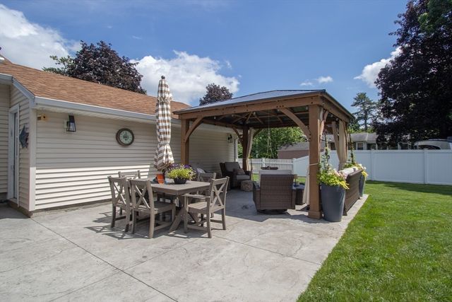88 Meadowlark Dr., Longmeadow, MA 01106
