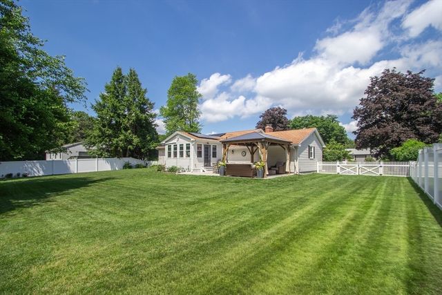 88 Meadowlark Dr., Longmeadow, MA 01106