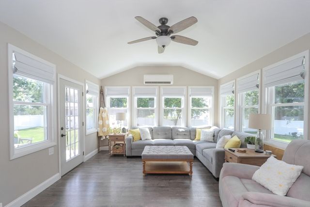 88 Meadowlark Dr., Longmeadow, MA 01106