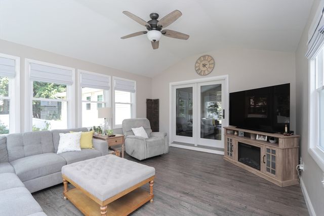 88 Meadowlark Dr., Longmeadow, MA 01106