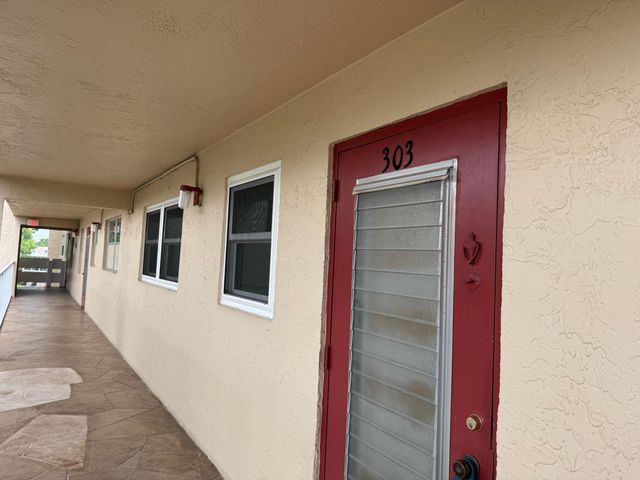 1035 COUNTRY CLUB Drive 303, Margate, FL 33063