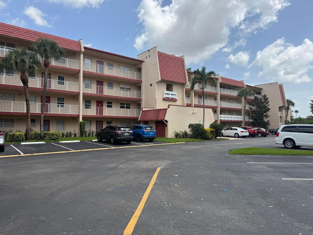1035 COUNTRY CLUB Drive 303, Margate, FL 33063
