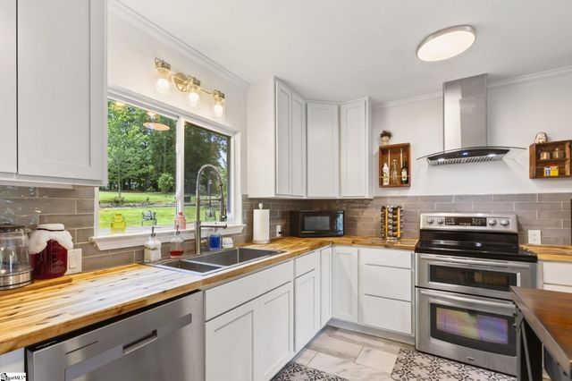 300 Chastain Hill Road, Taylors, SC 29687
