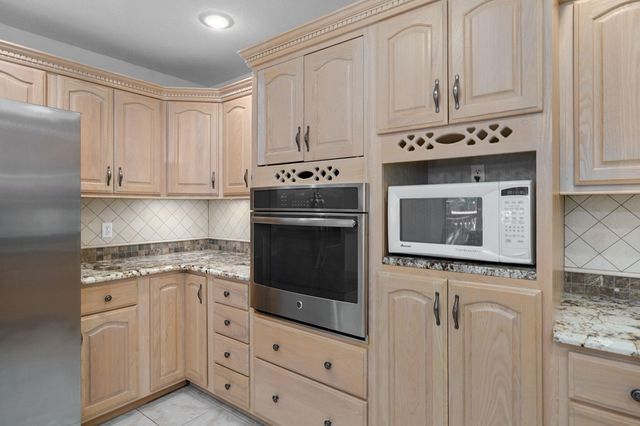 2705 E Shady Glen Drive, Springfield, MO 65804