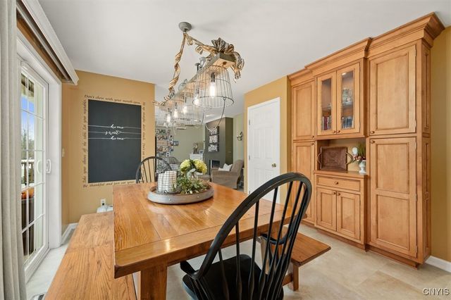 8 Waterford Lane, New Hartford, NY 13413