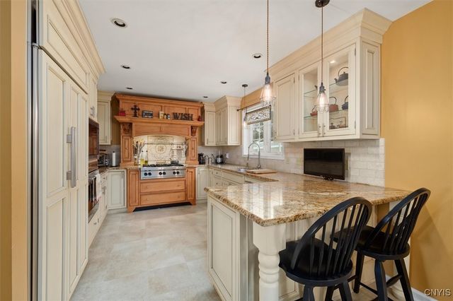 8 Waterford Lane, New Hartford, NY 13413