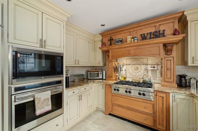 8 Waterford Lane, New Hartford, NY 13413