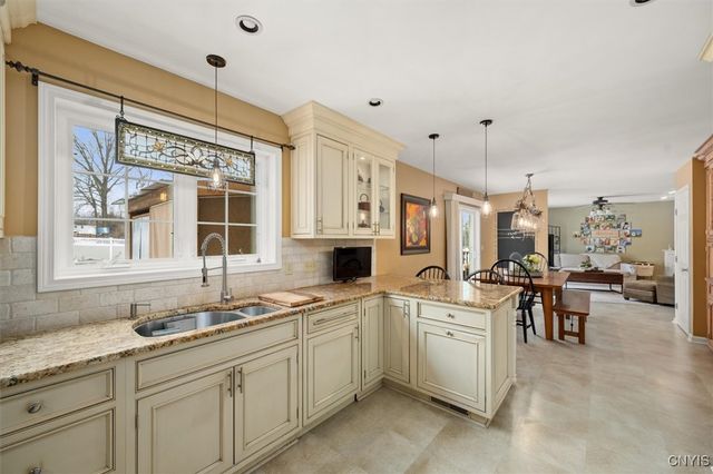 8 Waterford Lane, New Hartford, NY 13413