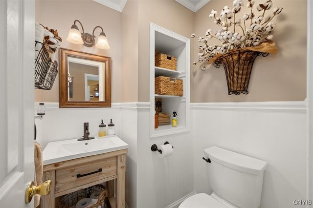 8 Waterford Lane, New Hartford, NY 13413