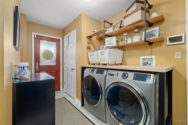 8 Waterford Lane, New Hartford, NY 13413