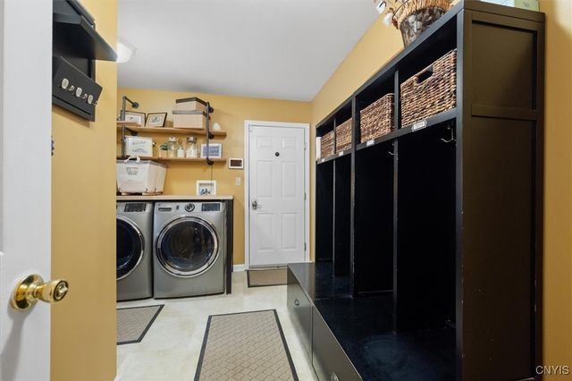 8 Waterford Lane, New Hartford, NY 13413