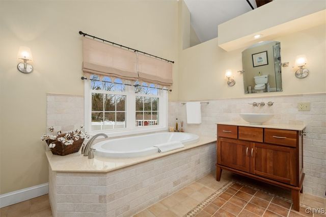 8 Waterford Lane, New Hartford, NY 13413