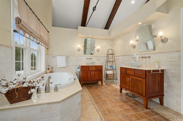 8 Waterford Lane, New Hartford, NY 13413