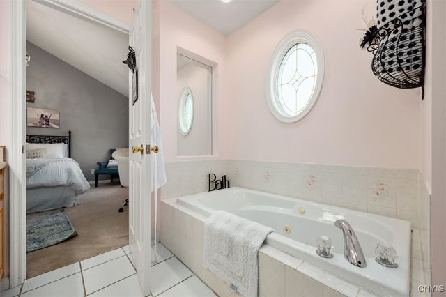 8 Waterford Lane, New Hartford, NY 13413