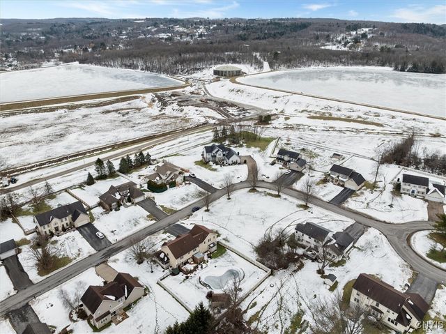 8 Waterford Lane, New Hartford, NY 13413