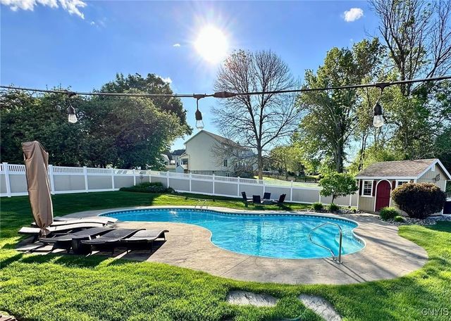 8 Waterford Lane, New Hartford, NY 13413