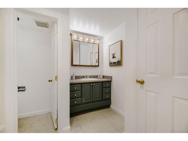 2190 S Holly St 105, Denver, CO 80222