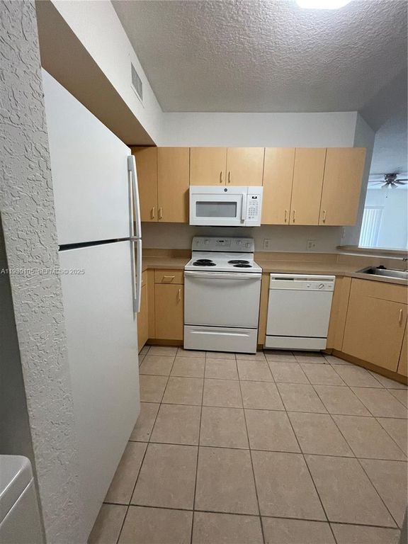 Image 11 of property listing at 802 Belmont Ln 1, North Lauderdale, FL 33068