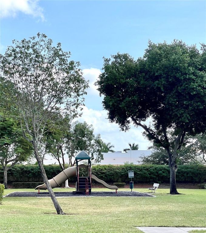 Image 34 of property listing at 802 Belmont Ln 1, North Lauderdale, FL 33068