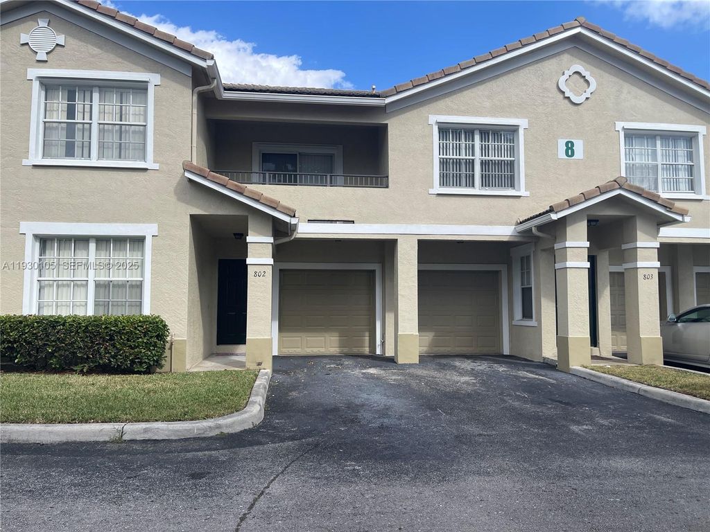 Image 5 of property listing at 802 Belmont Ln 1, North Lauderdale, FL 33068