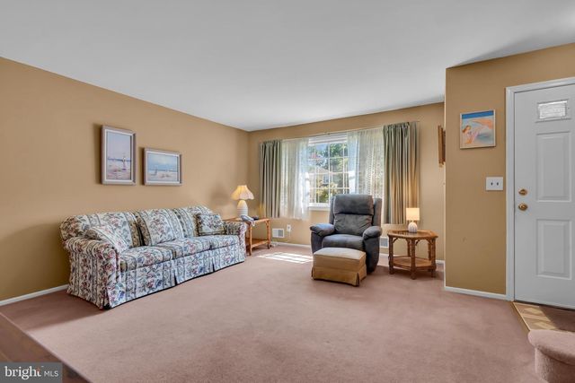 12 ANGELIQUE CT, Hamilton, NJ 08619