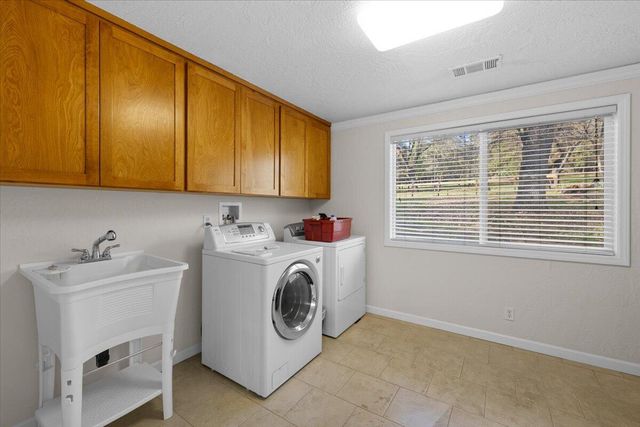 324 China Gulch Road, Jacksonville, OR 97530