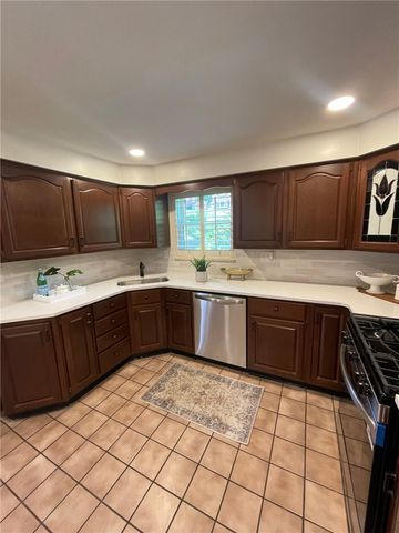 132 Sylvania Dr, South Park, PA 15236