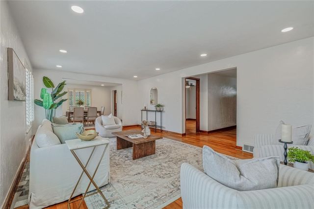 132 Sylvania Dr, South Park, PA 15236